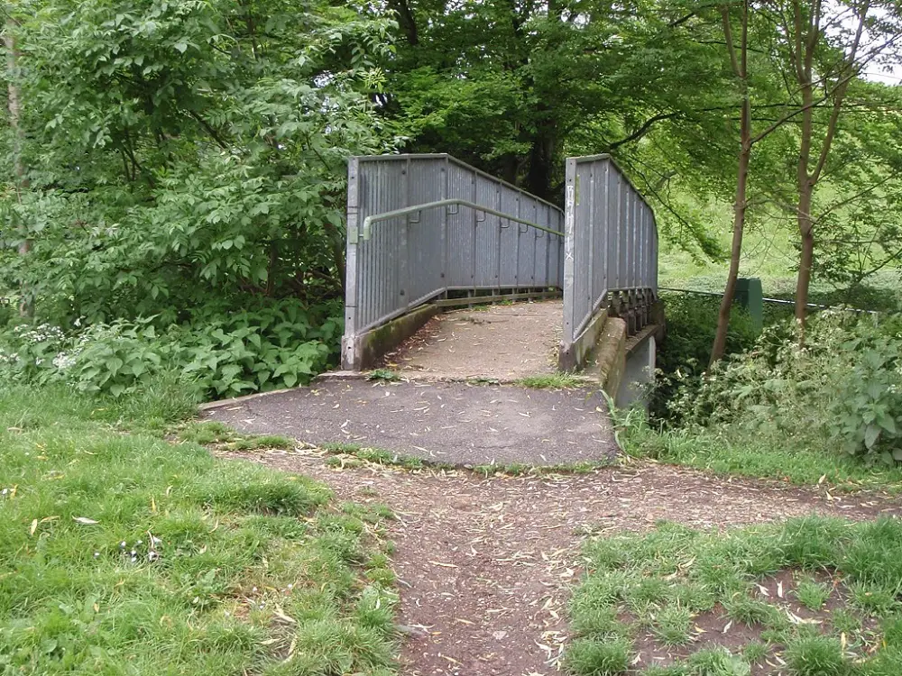 A photo of the previous bridge showing its poor accessibility.